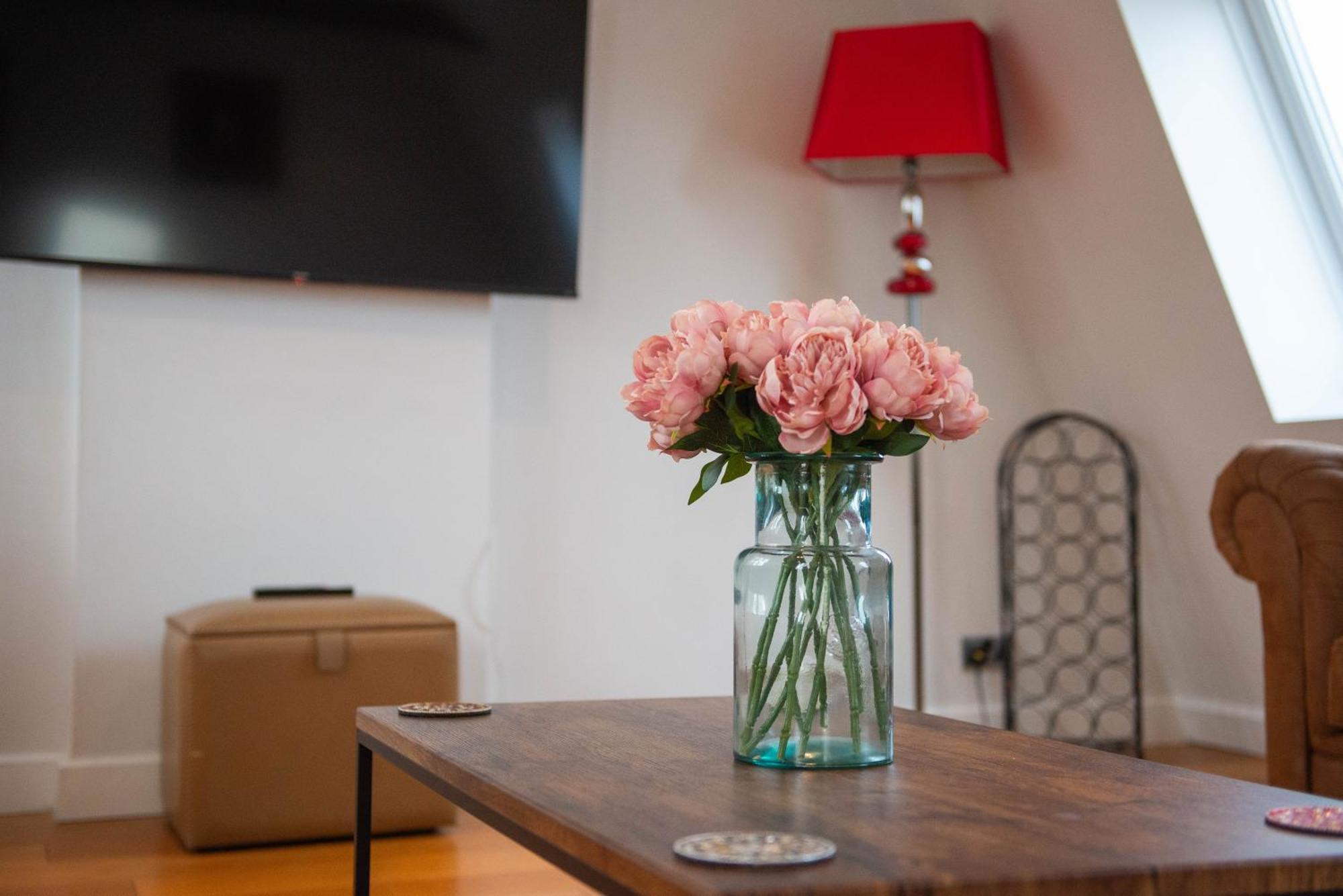 Stylish Townhouse, Work Desk, Fast Wi-Fi, Sleeps 6 สแตมฟอร์ด ภายนอก รูปภาพ