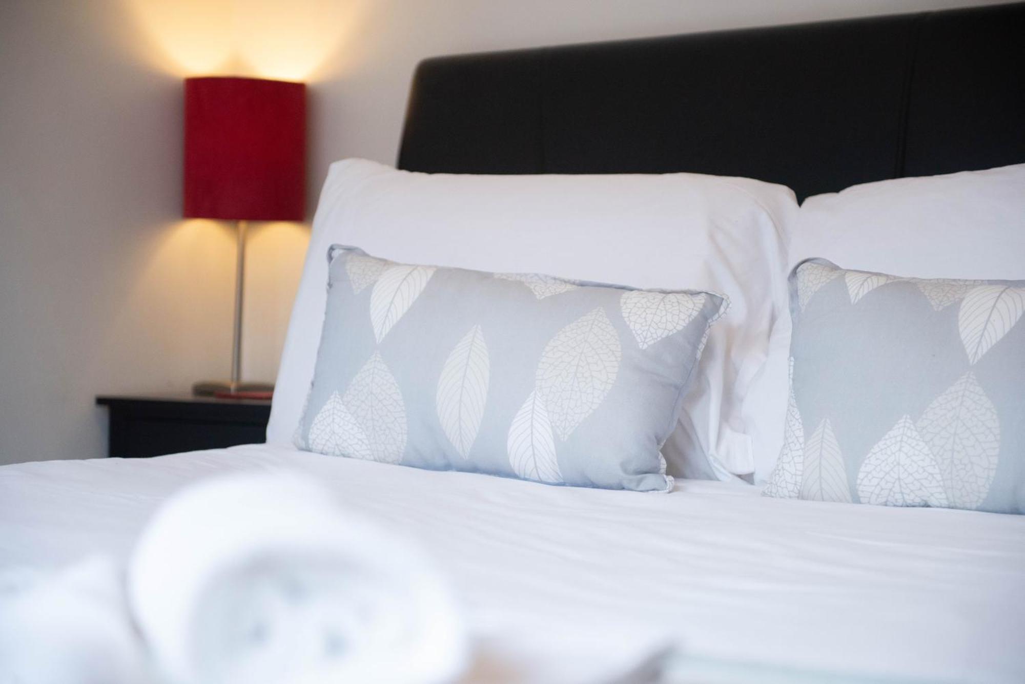 Stylish Townhouse, Work Desk, Fast Wi-Fi, Sleeps 6 สแตมฟอร์ด ภายนอก รูปภาพ